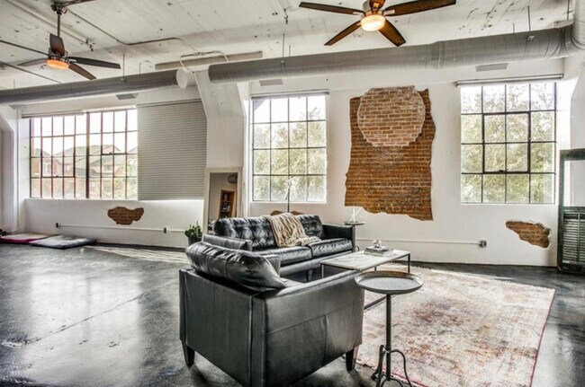 Photo - 2220 Canton St Unidad 209