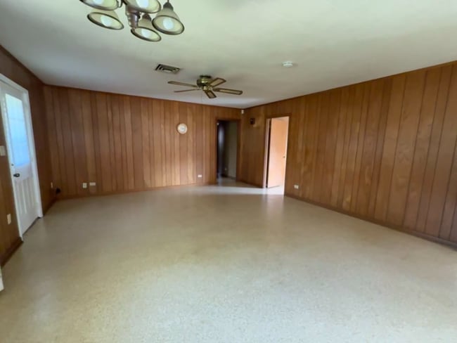 Photo - 215 Clause Ln