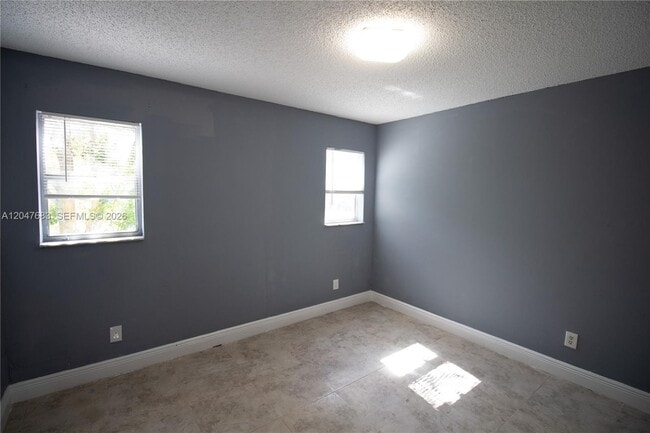 Photo - 825 SW 10th St Unidad B