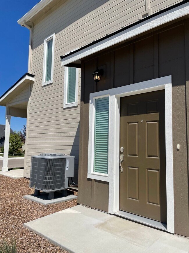 Photo - Available Now- Beautiful Nampa Townhome