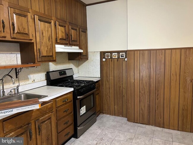 Photo - 1049 Genesee St