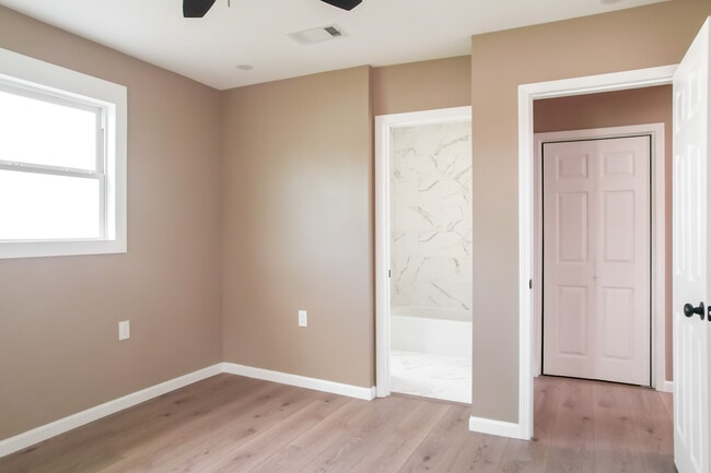 Photo - 880 Avenue G