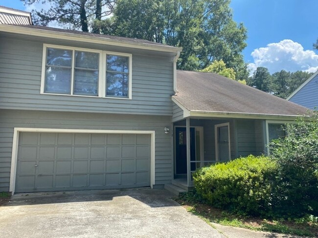 Building Photo - Gorgeous 3 Bedroom Chapel Hill Townhome Available in June!