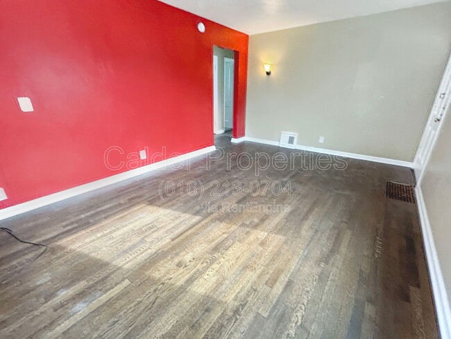Photo - 1039 Kentwood Dr NE