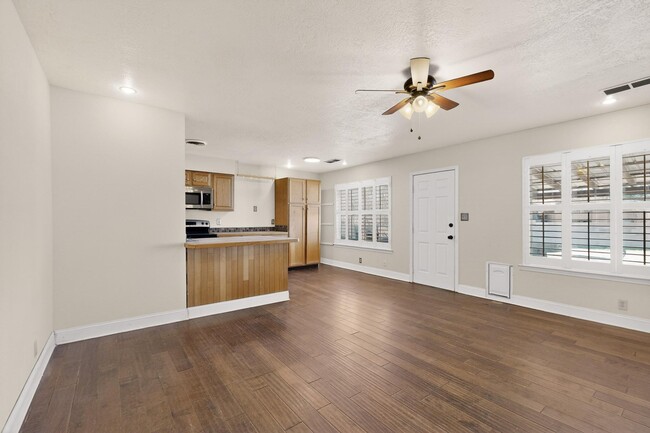 Photo - 6500 Martin Ct NE