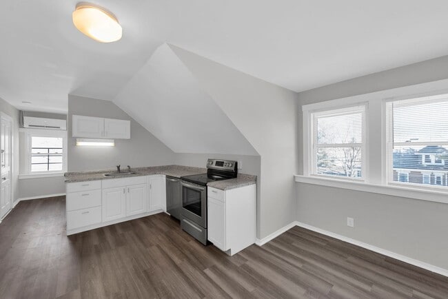 Photo - NORWOOD - Immaculate 1 bed efficiency unit on top floor of 4 family Unidad RUN- # 4 FOREST 4173