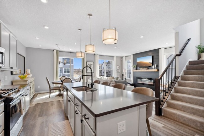 Building Photo - Rare End Unit 3Bed 3Bath Townhome in Rogers