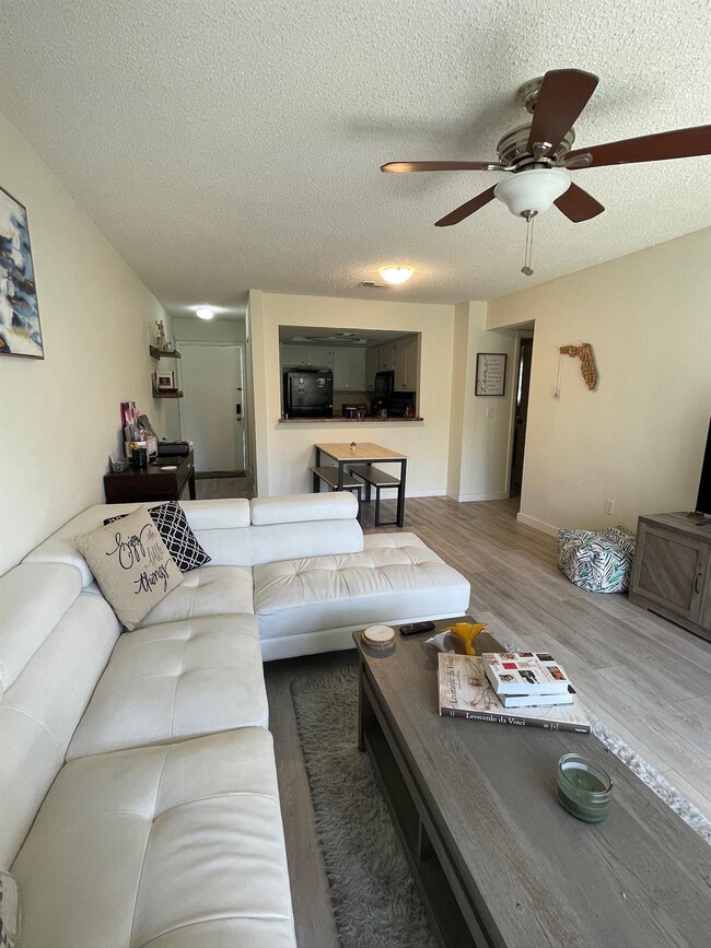 Photo - 441 SE 10th St Unidad D104