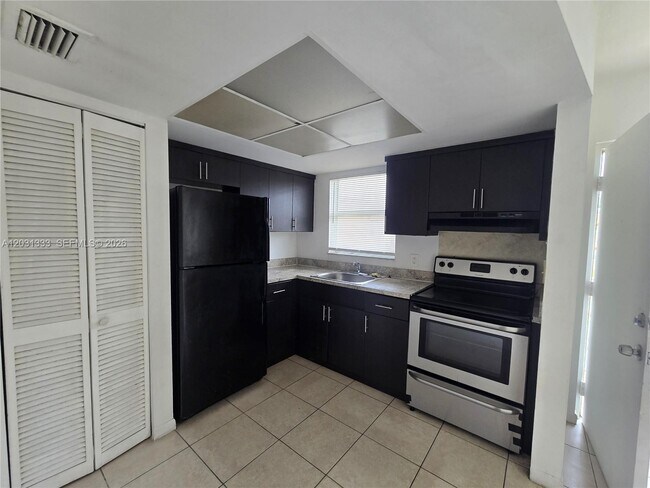 Building Photo - 101 NE 41st St Unit E85