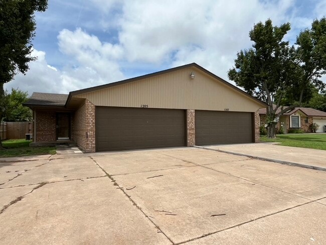 Building Photo - 1207 Sequoyah Cir