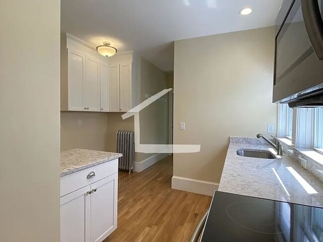 Building Photo - Washington Sq. Area, Heat, Hot Water Included, Lage Bedrooms, Eat-in Kitchen, Porch, Laundry on a...