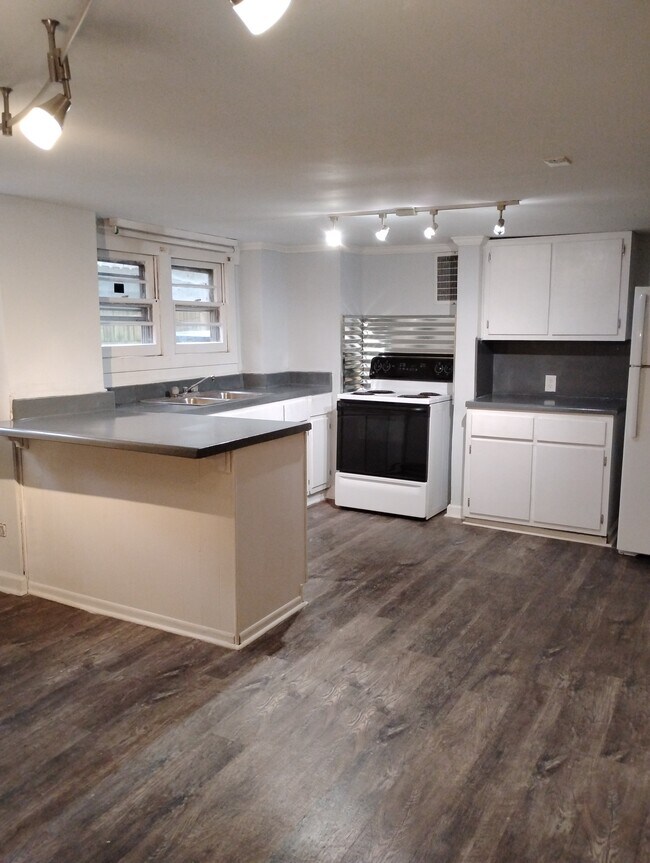 Photo - 210 Edward St