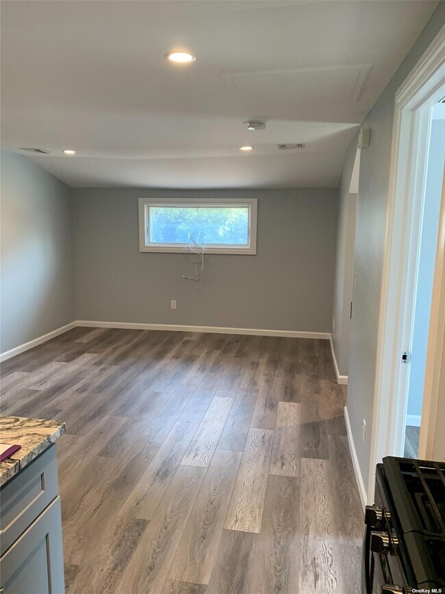 Photo - 1354 N Windsor Ave