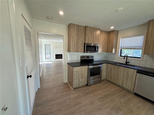 Photo - 1601 Walker St SE