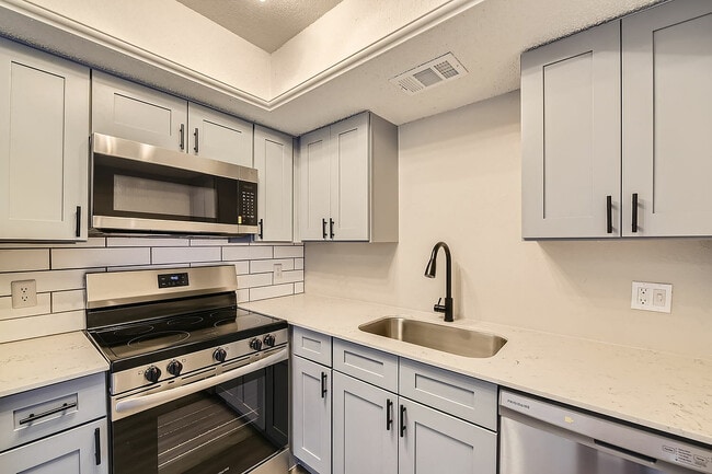 6051 S Hulen St Unit 704 - Web Quality - 009 - 10 Kitchen - Rise Spring Pointe Apartments