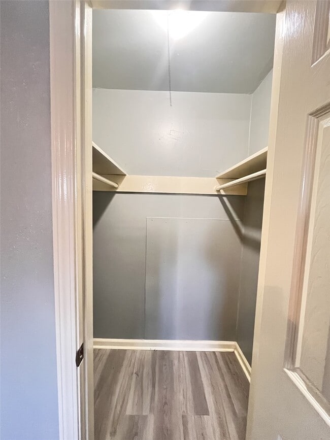 Building Photo - 911 Byrne St Unit 2