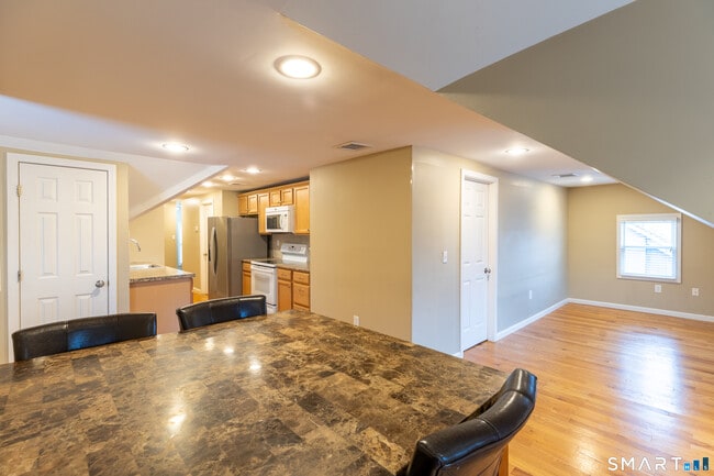 Building Photo - 772 Farmington Ave Unit Floor 3