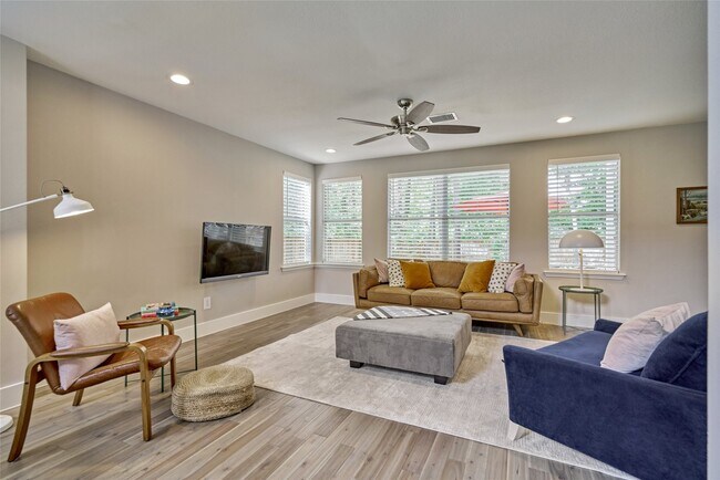 38 E Gaslight Pl