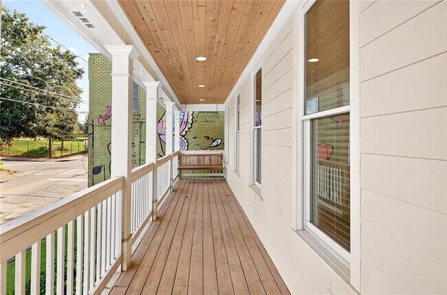 Photo - 523 Irwin St NE