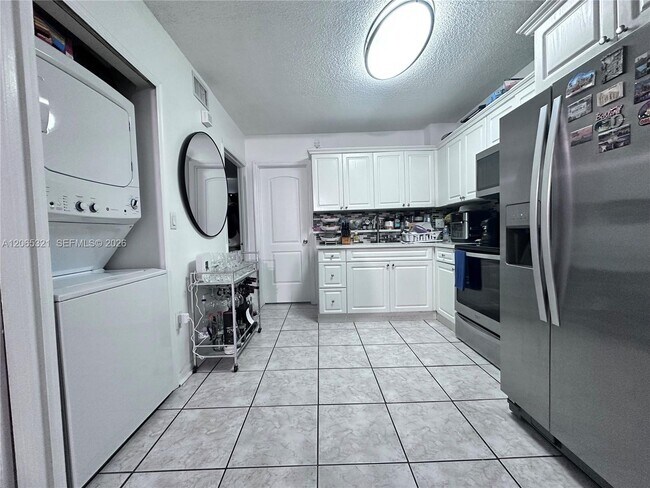4689 NW 9th St Unit 109
