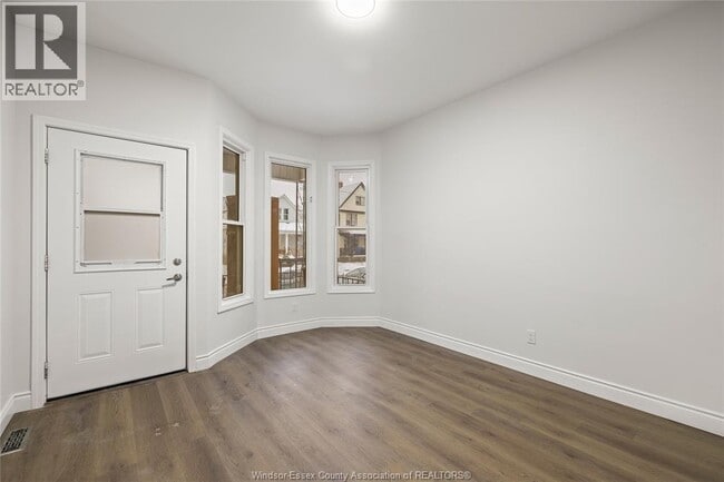 Photo - 722 Dougall Ave