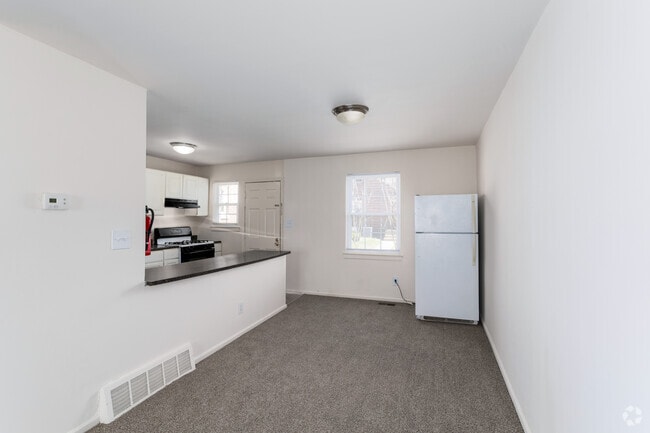 2BR, 2BA - 1,026SF - Townhome - Dining Room - The Waterford Apartments