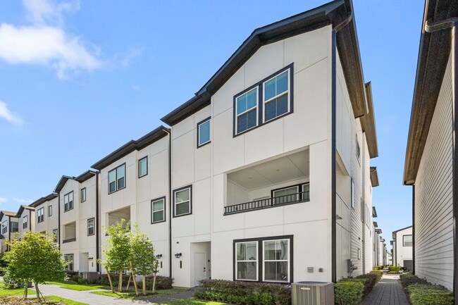 Building Photo - 2718 Grand Fountains Dr