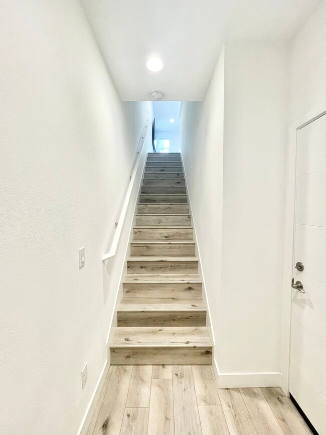 Escaleras al segundo piso - 2374 Filbert St