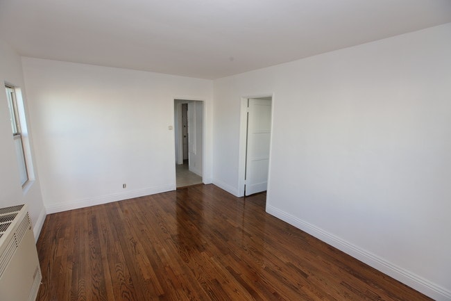 Building Photo - 734 W Beach Ave
