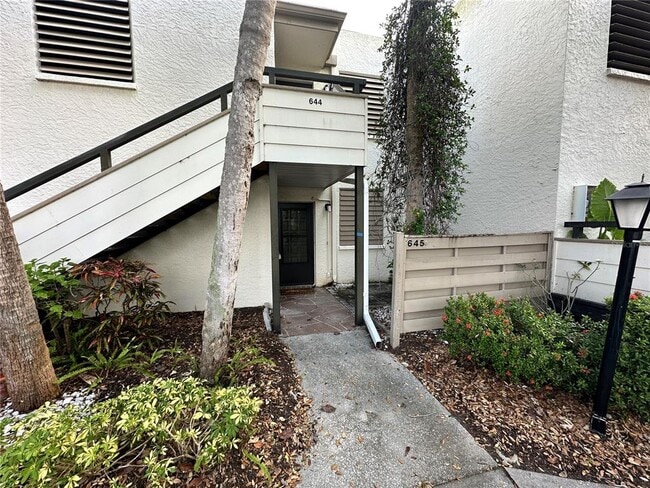 Building Photo - 645 Woodlawn Dr