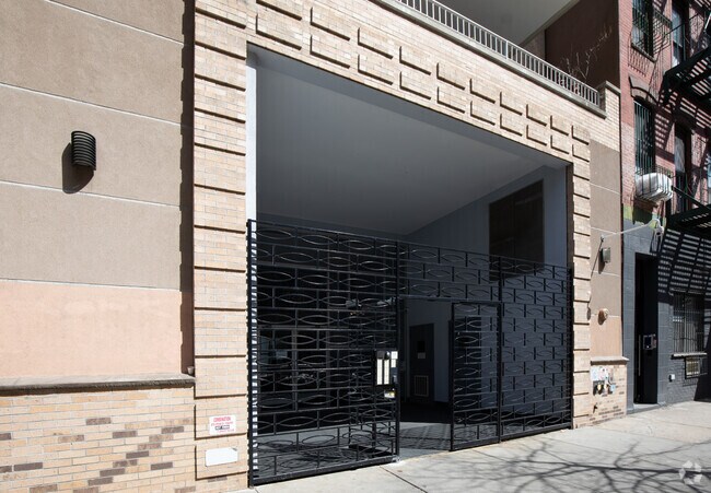 Photo - 525 e 11 Street