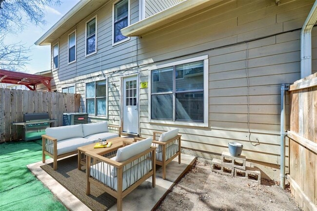 Photo - 512 Eberhart Ln