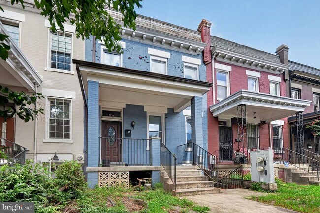 635 Kenyon St NW