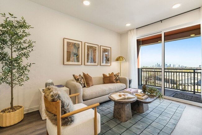 Photo - 3001 W 11th St Unidad 575