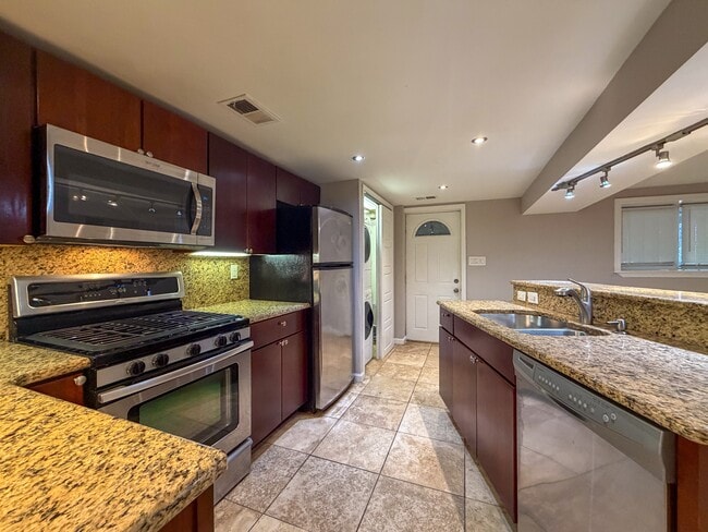 1445 Clifton St NW Unidad 3 (Lower Unit)