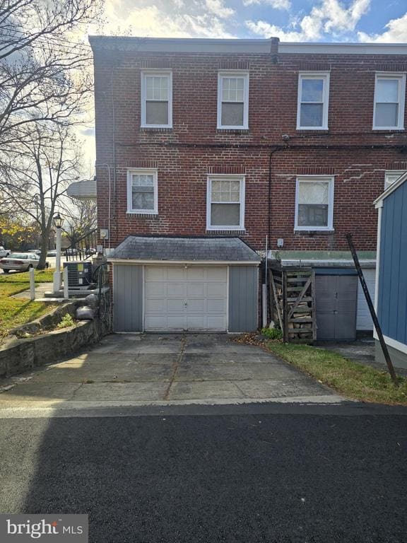 Photo - 831 Fanshawe St