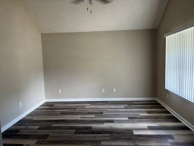 Photo - 301 Strawbridge Ln