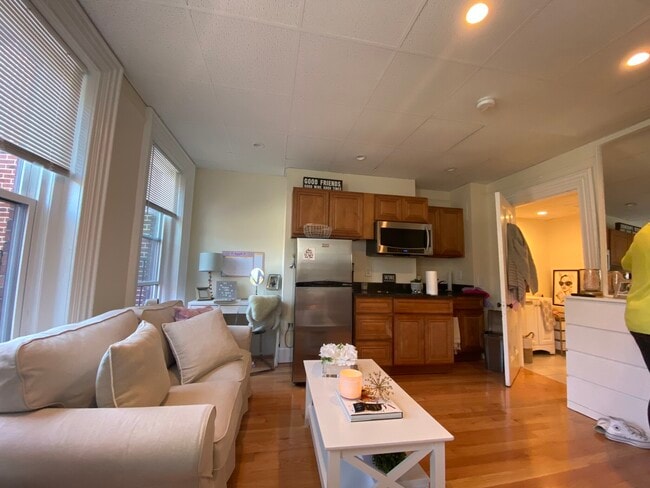 Building Photo - 68 Pinckney St Unit 2 Rental