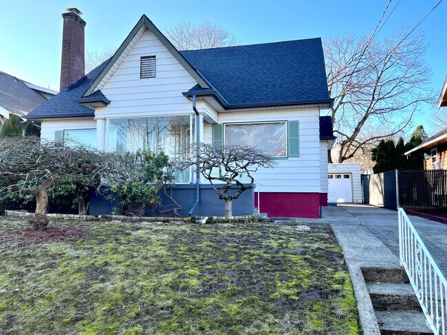 Building Photo - Huge House next to Irving Park with Fully ...