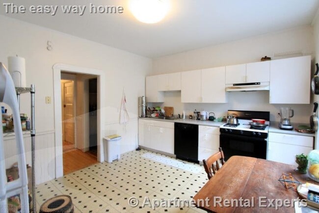 Building Photo - 32 Chatham St