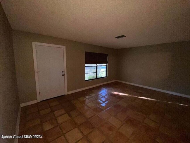 Photo - 15 W Towne Pl