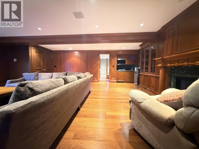 Photo - 3637 Pine Cres