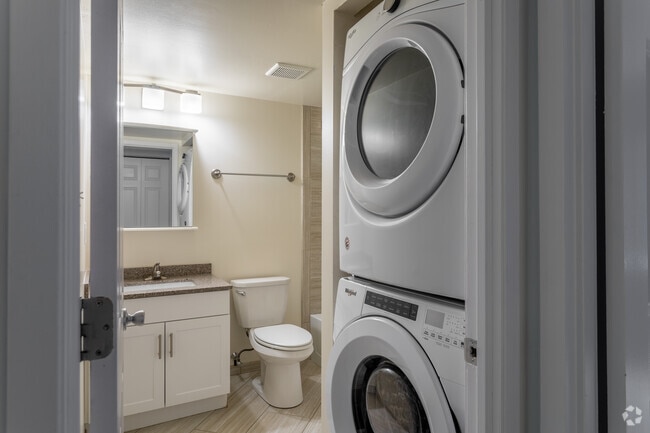 1BR, 1BA w/ Den - 830SF