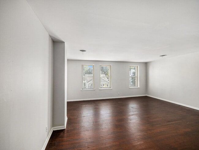 Building Photo - 2422 1/2 S 16th St Unit #9