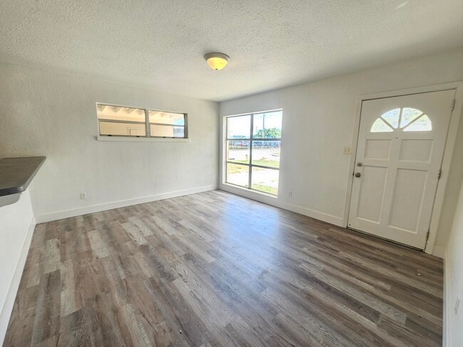 Photo - 1040 Hickory Ln