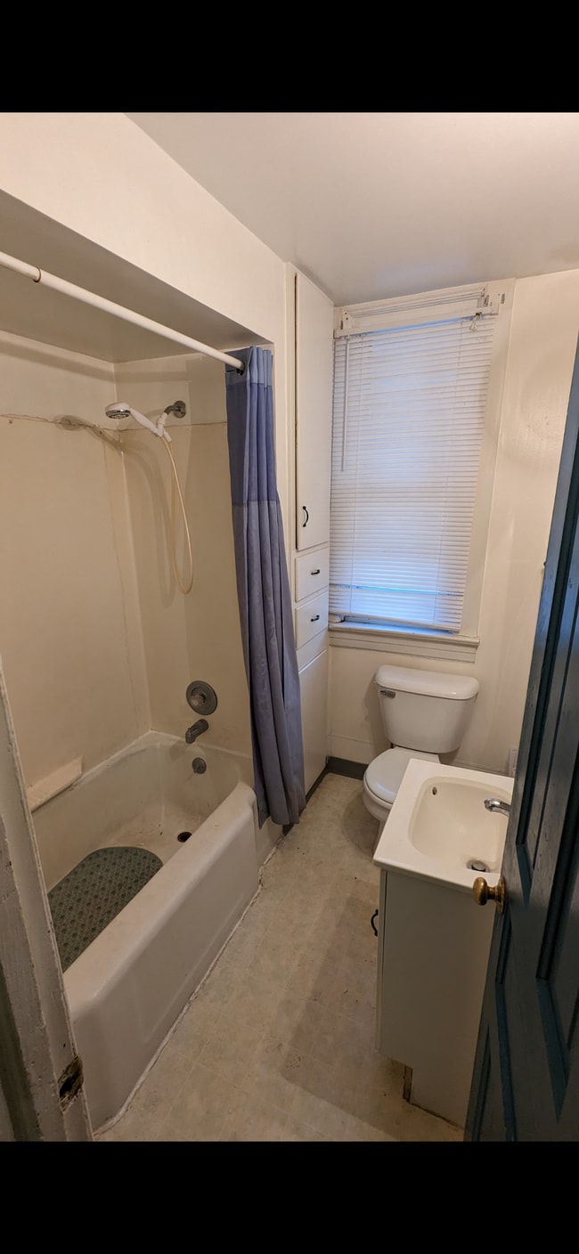Photo - 1037 25th St Unit 3 Bed Apartment Lower