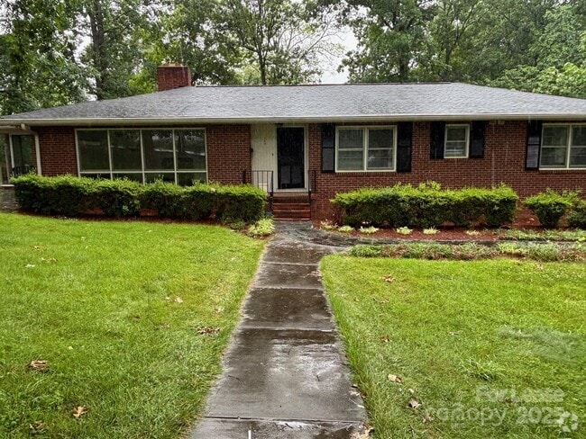 Building Photo - 207 Oak Dr Rental