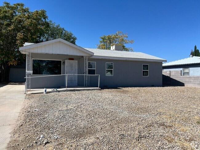 Building Photo - Charming three bedroom house