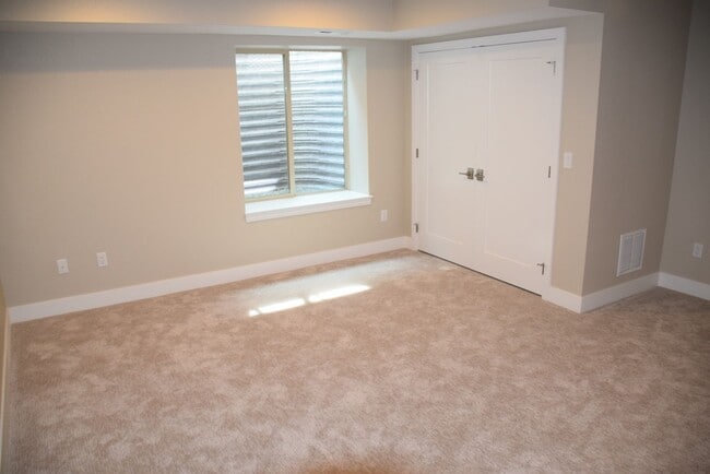 Photo - 3 bedroom / 3.5 bath Townhome + 2 Large Flex Spaces & Spacious Roof Top Deck!