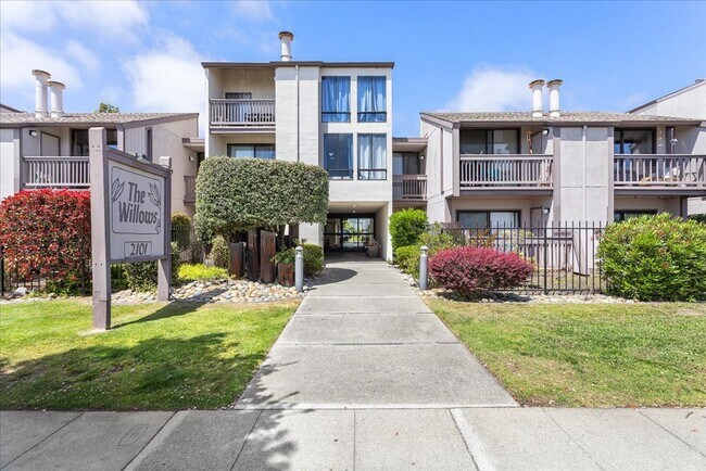 Building Photo - 2101 Shoreline Drive #264 - 2 bedroom | 1.... Unit 264 - LU Rental